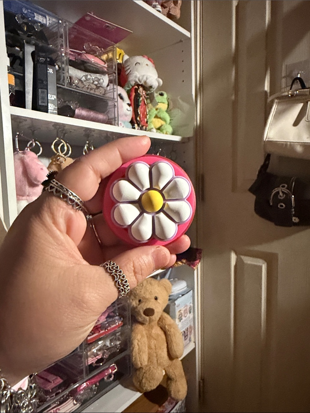 PopSocket Pink Daisy Phone Grip with White Petals and Yellow Center
